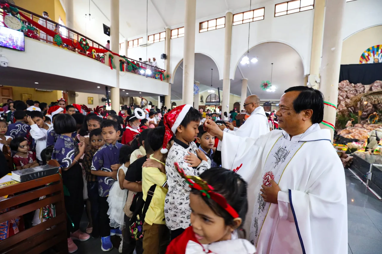 Misa Natal Anak di Gereja...