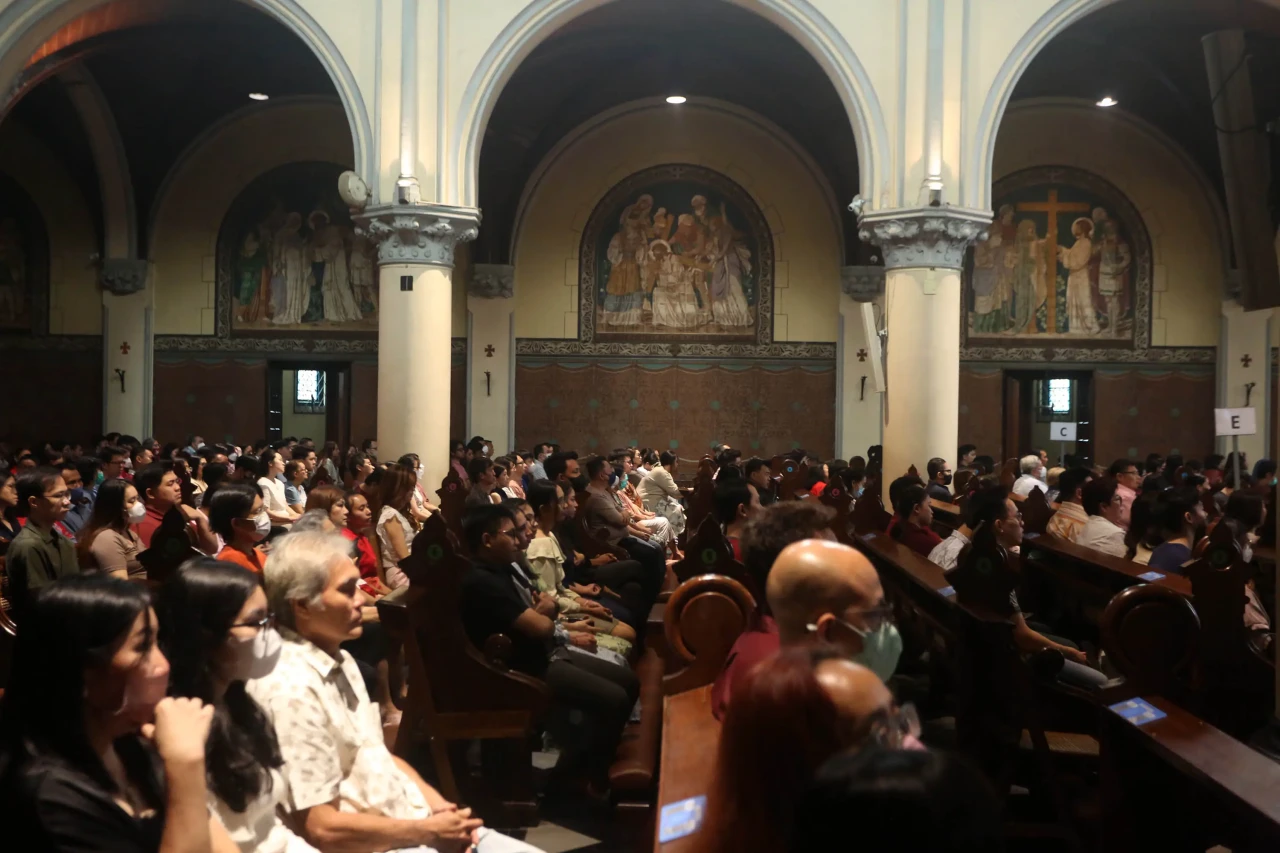 Misa Natal di Gereja...