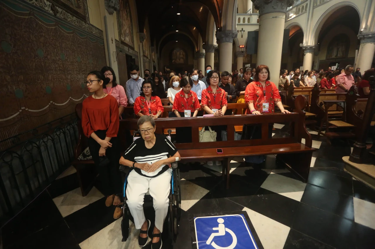 Misa Natal di Gereja...