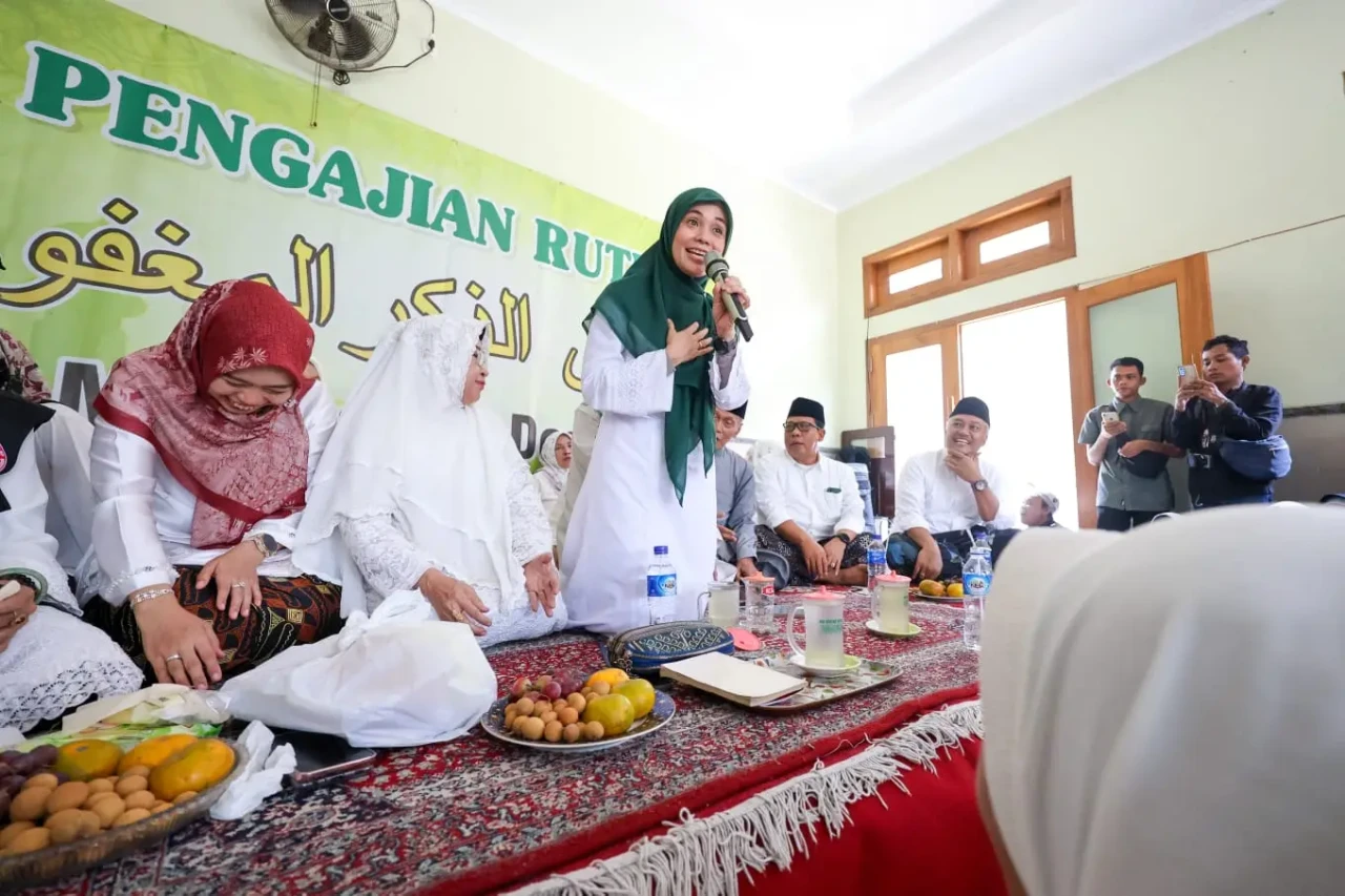 Sambangi Demak, Atikoh...
