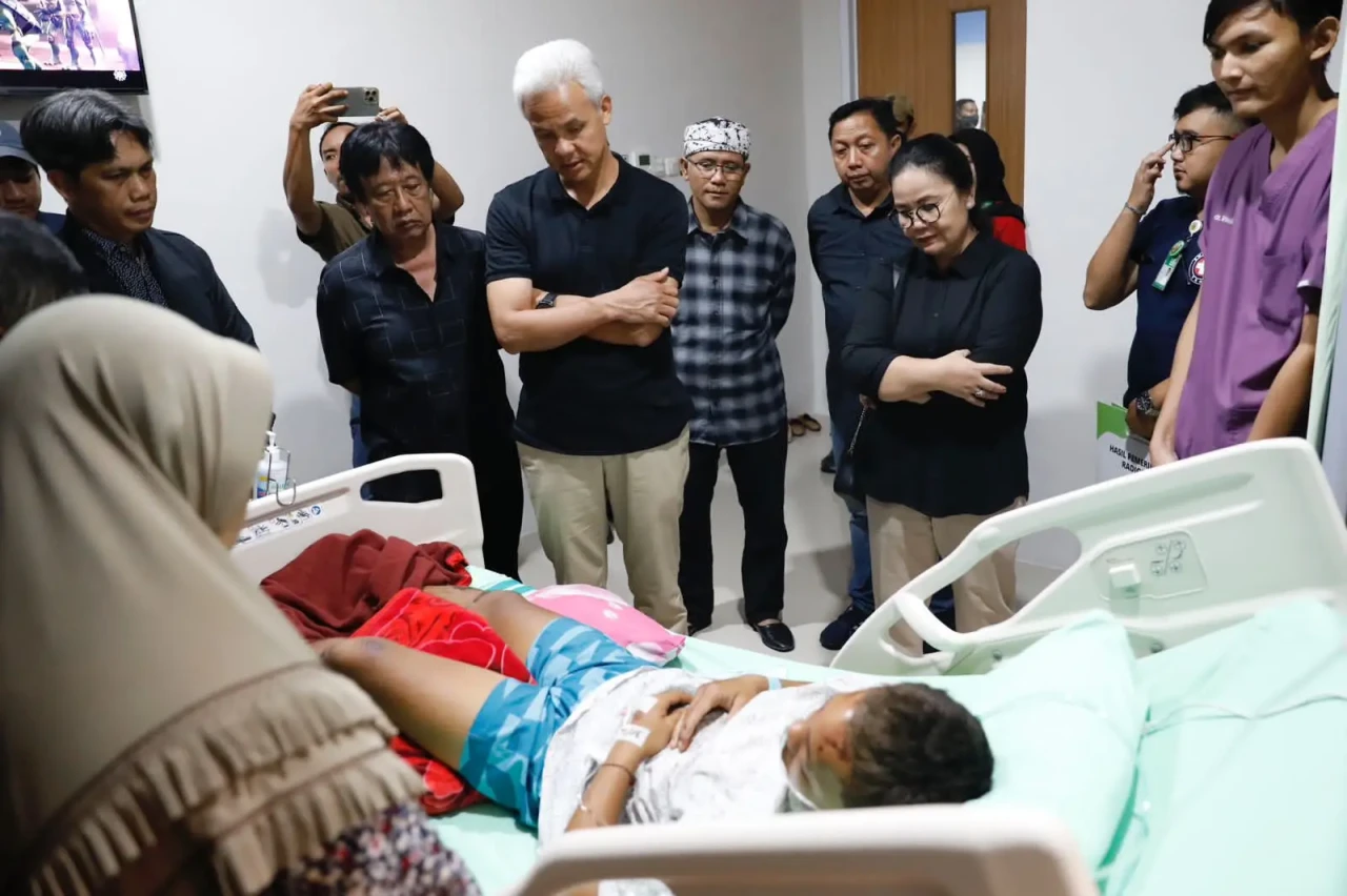 Ditemani Siti Atikoh,...