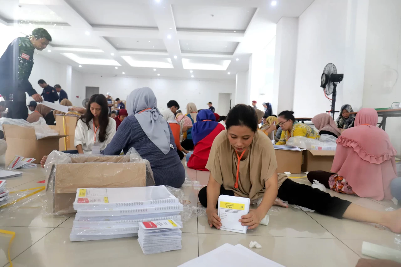 KPU Jakarta Barat Lakukan...