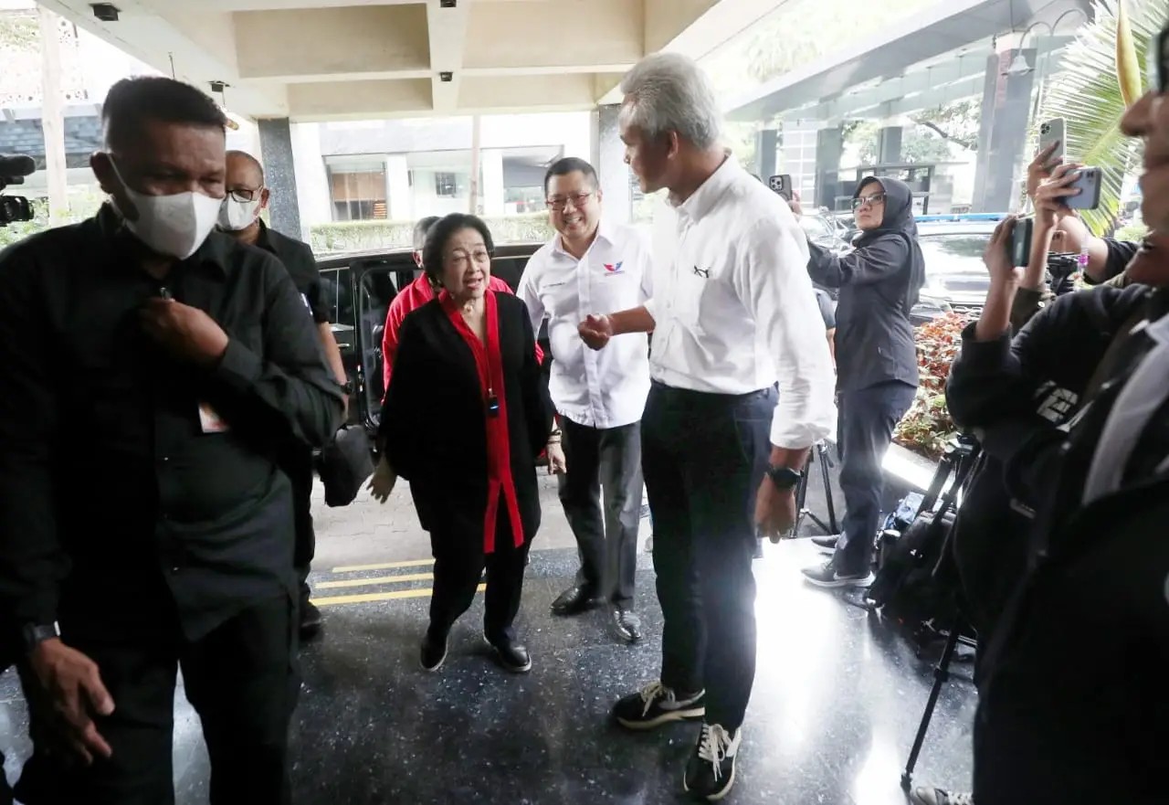 HT Sambut Megawati Hadir...
