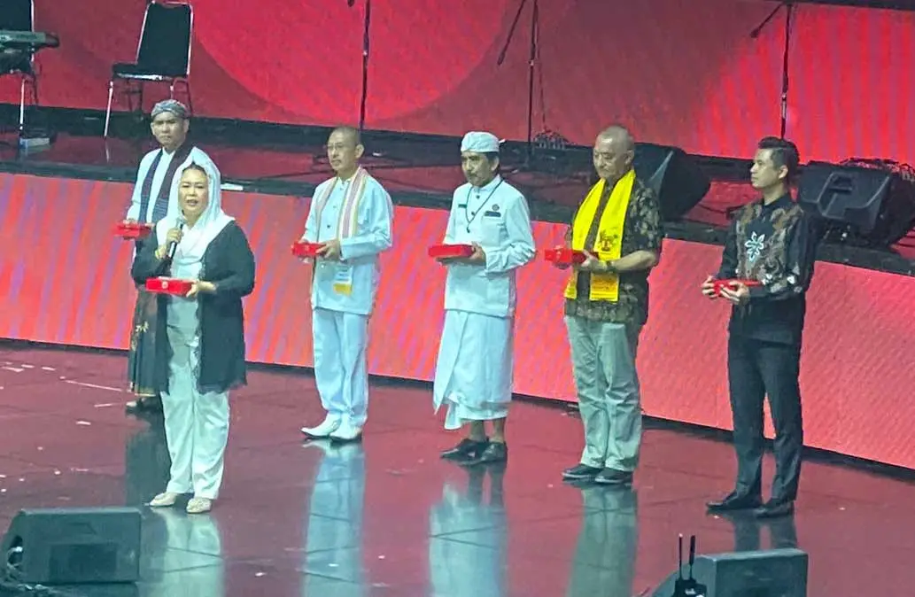 Yenny Wahid Raih Penghargaan...
