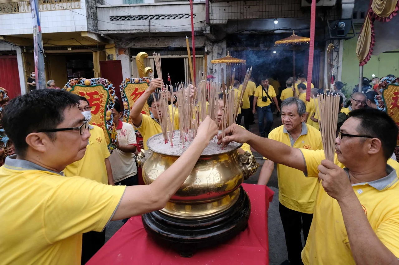 Ritual Pemindahan Patung...