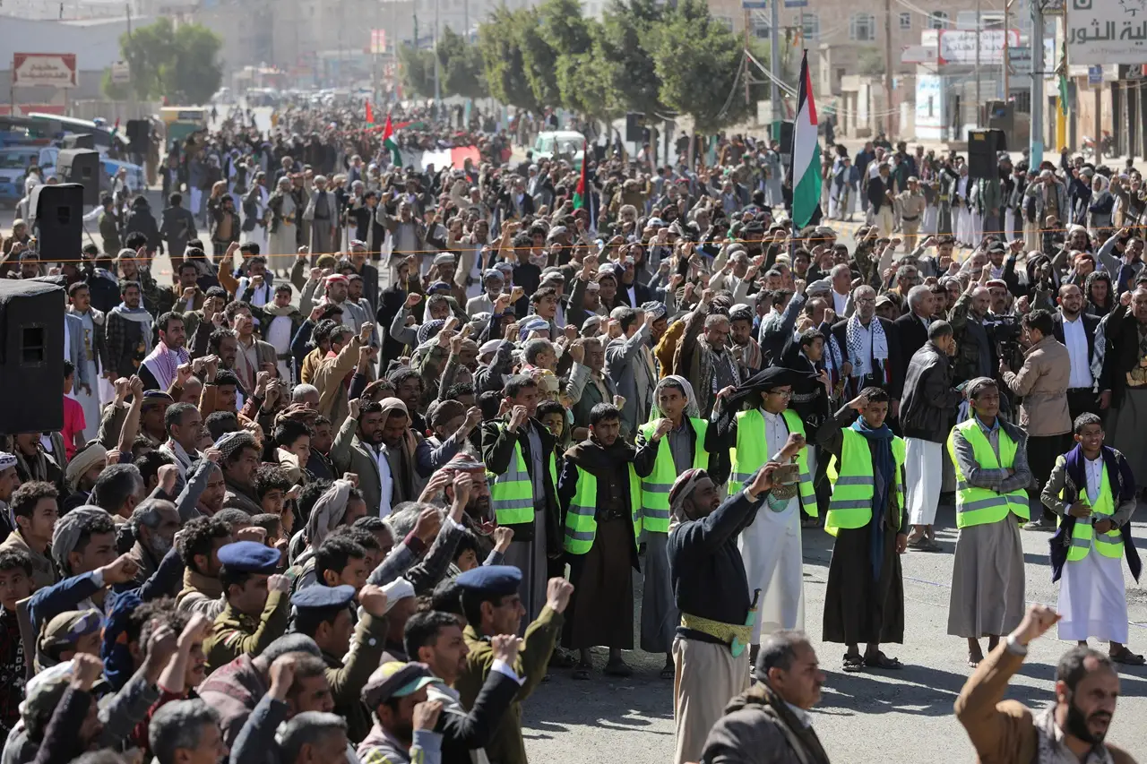 Bela Palestina, Ratusan...