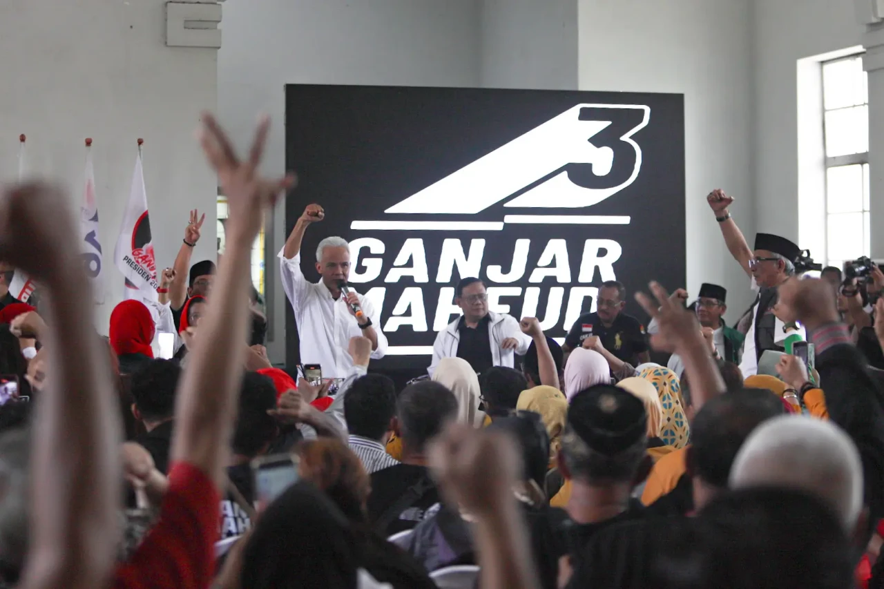 Ganjar Pranowo Bakar...