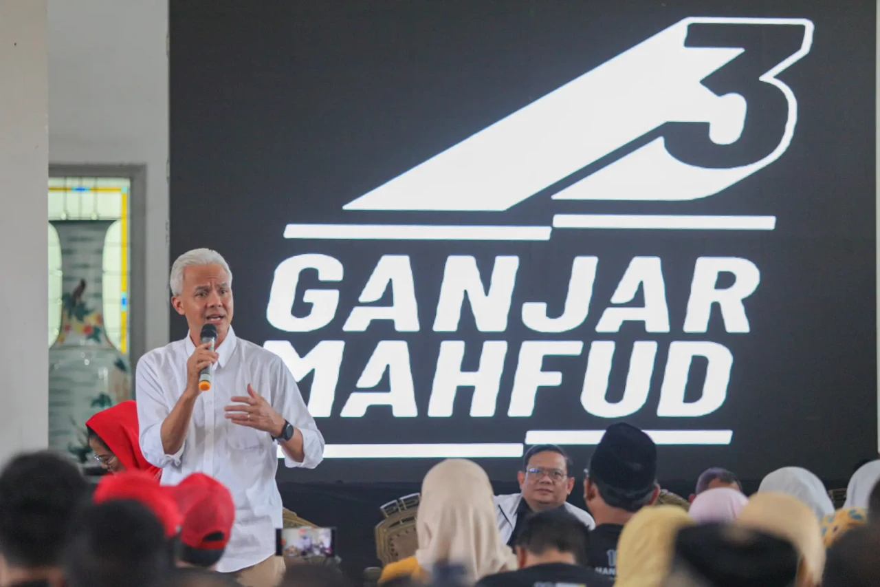 Ganjar Pranowo Bakar...