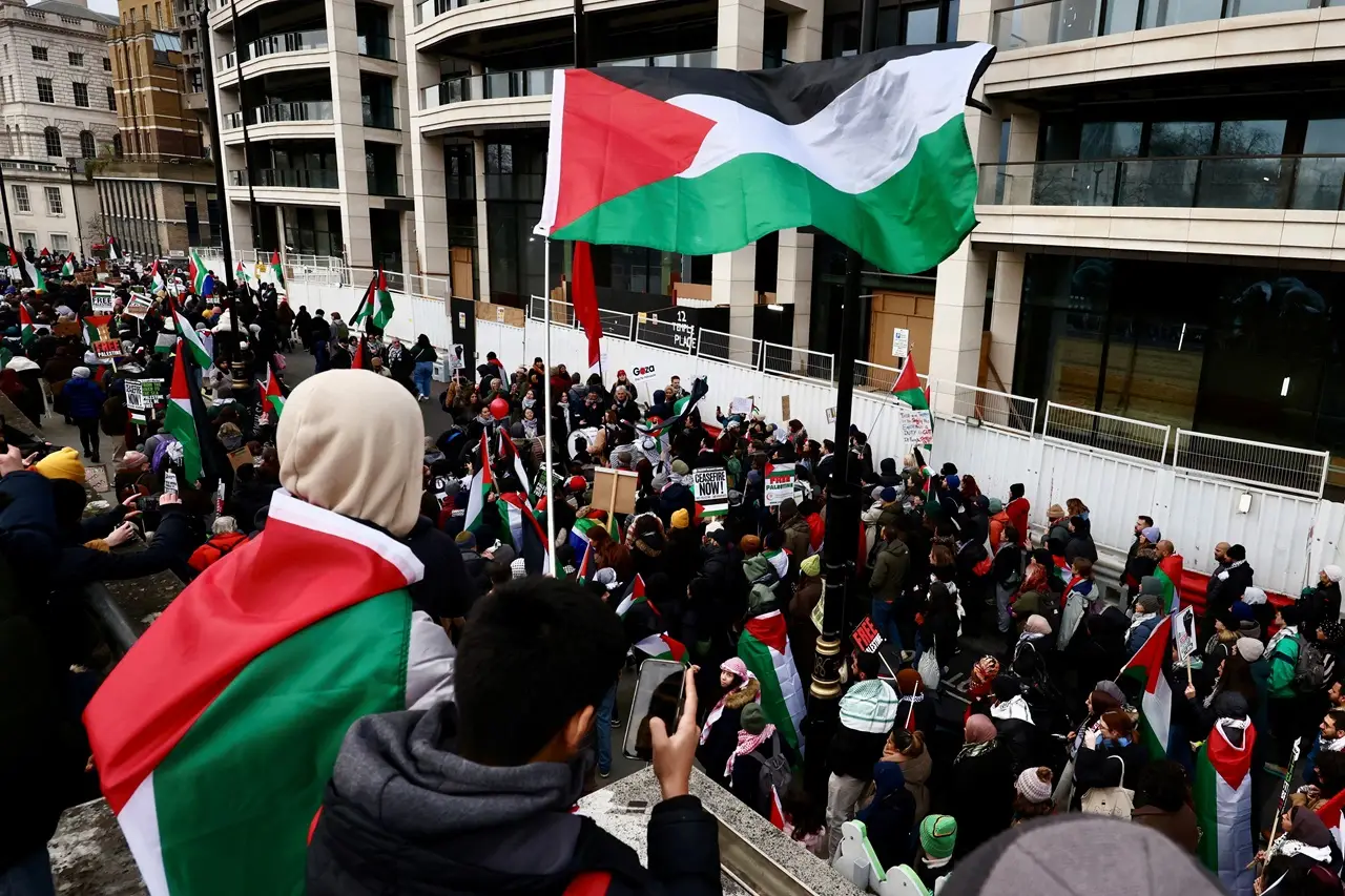 Bela Palestina, Ribuan...