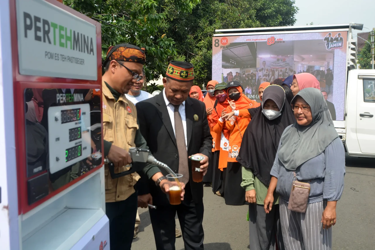 Rekor Minum Es Teh Serentak...