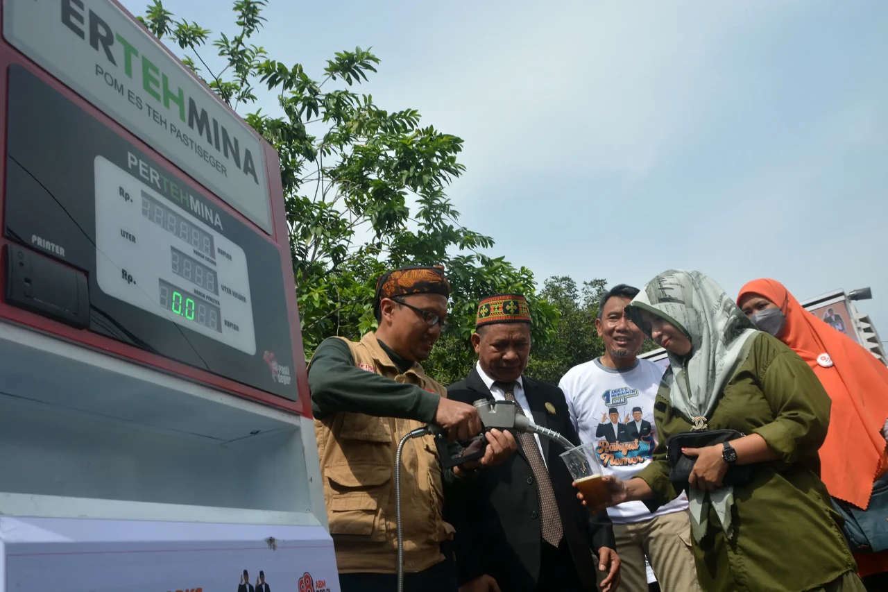 Rekor Minum Es Teh Serentak...