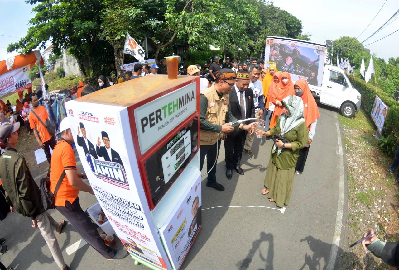 Rekor Minum Es Teh Serentak...
