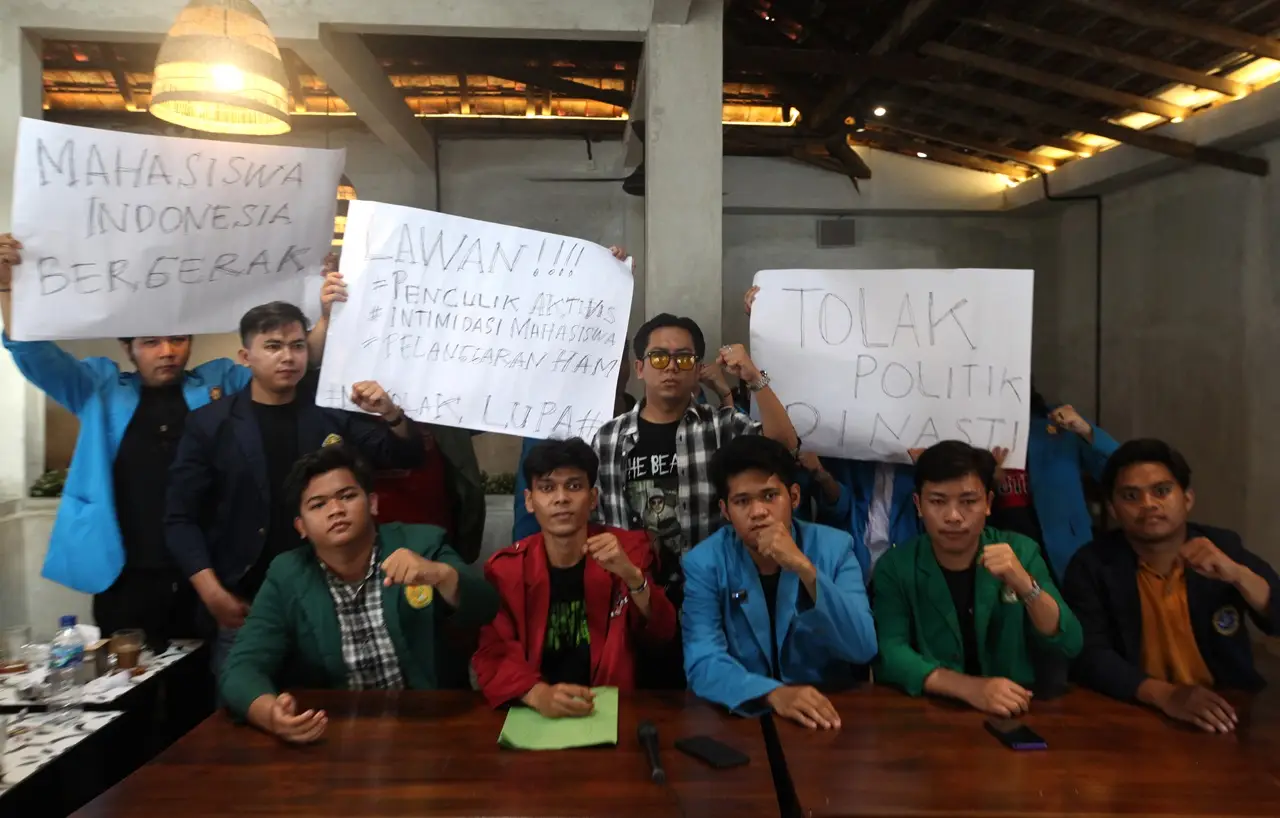 Mahasiswa Tantang Adu...
