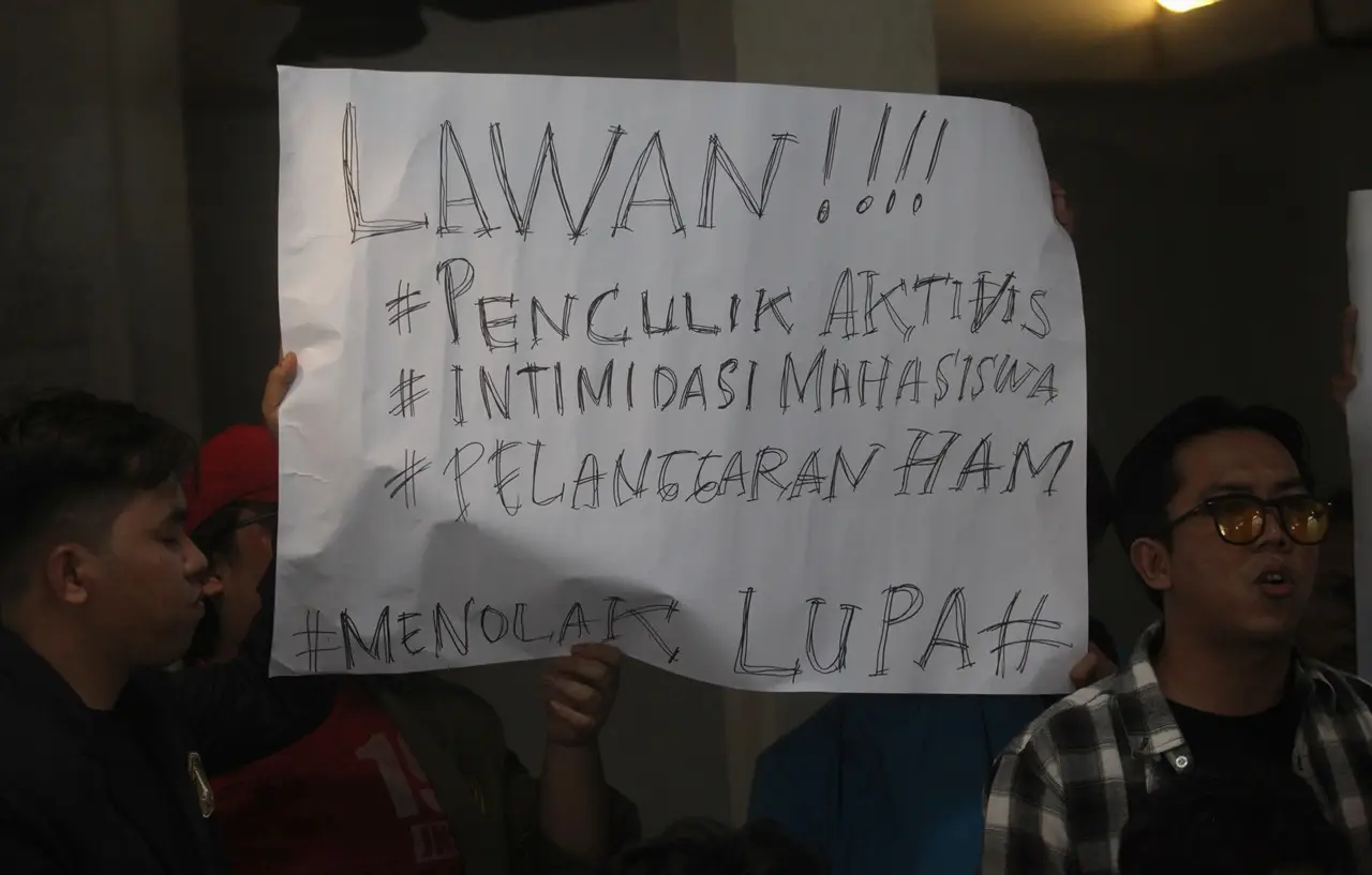 Mahasiswa Tantang Adu...
