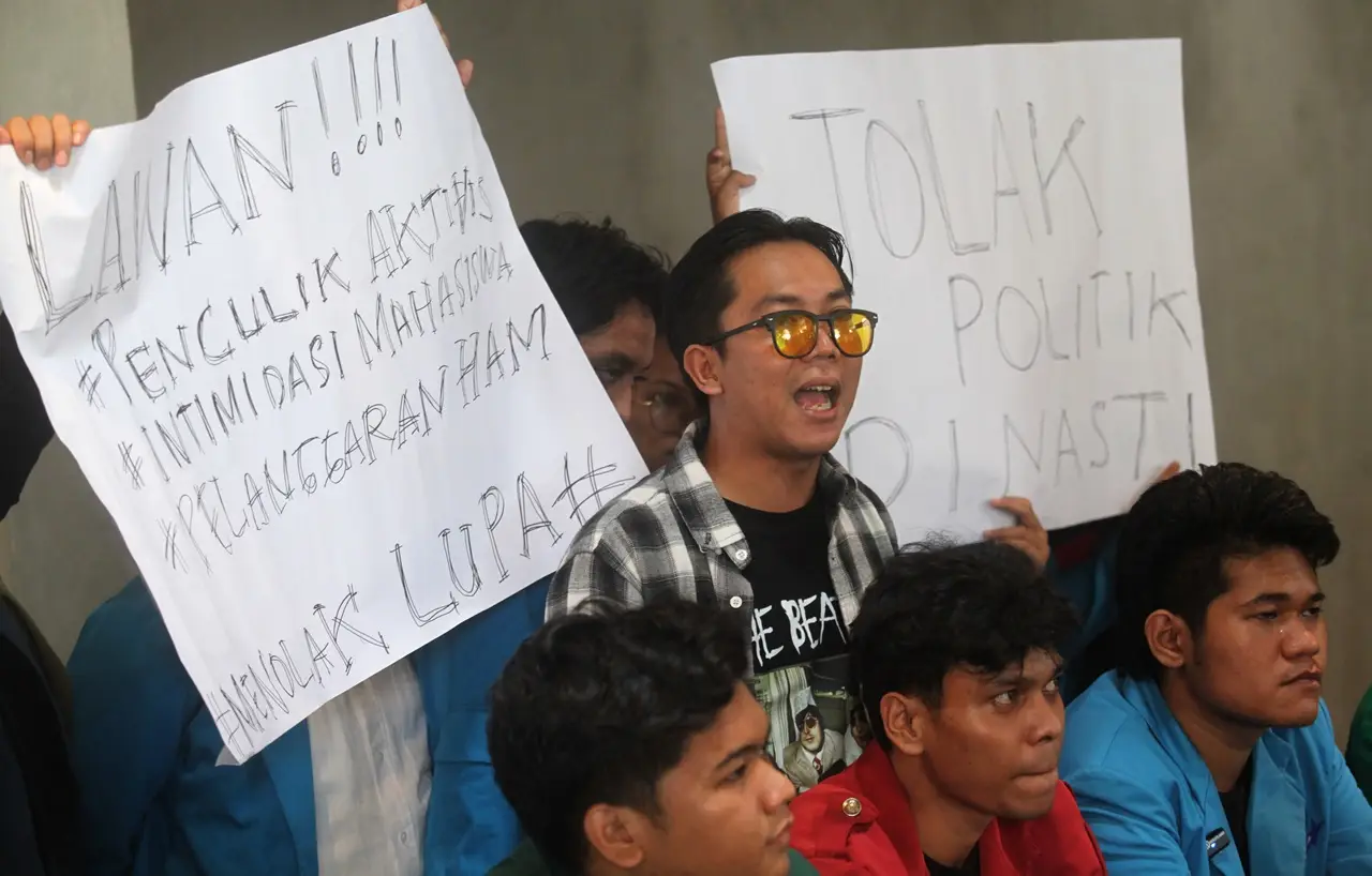 Mahasiswa Tantang Adu...