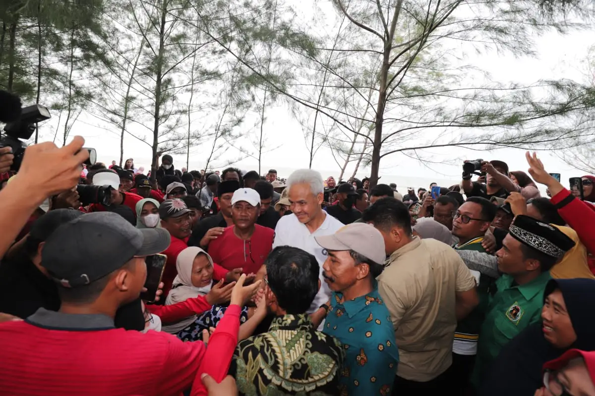 Ganjar Pranowo Dengarkan...