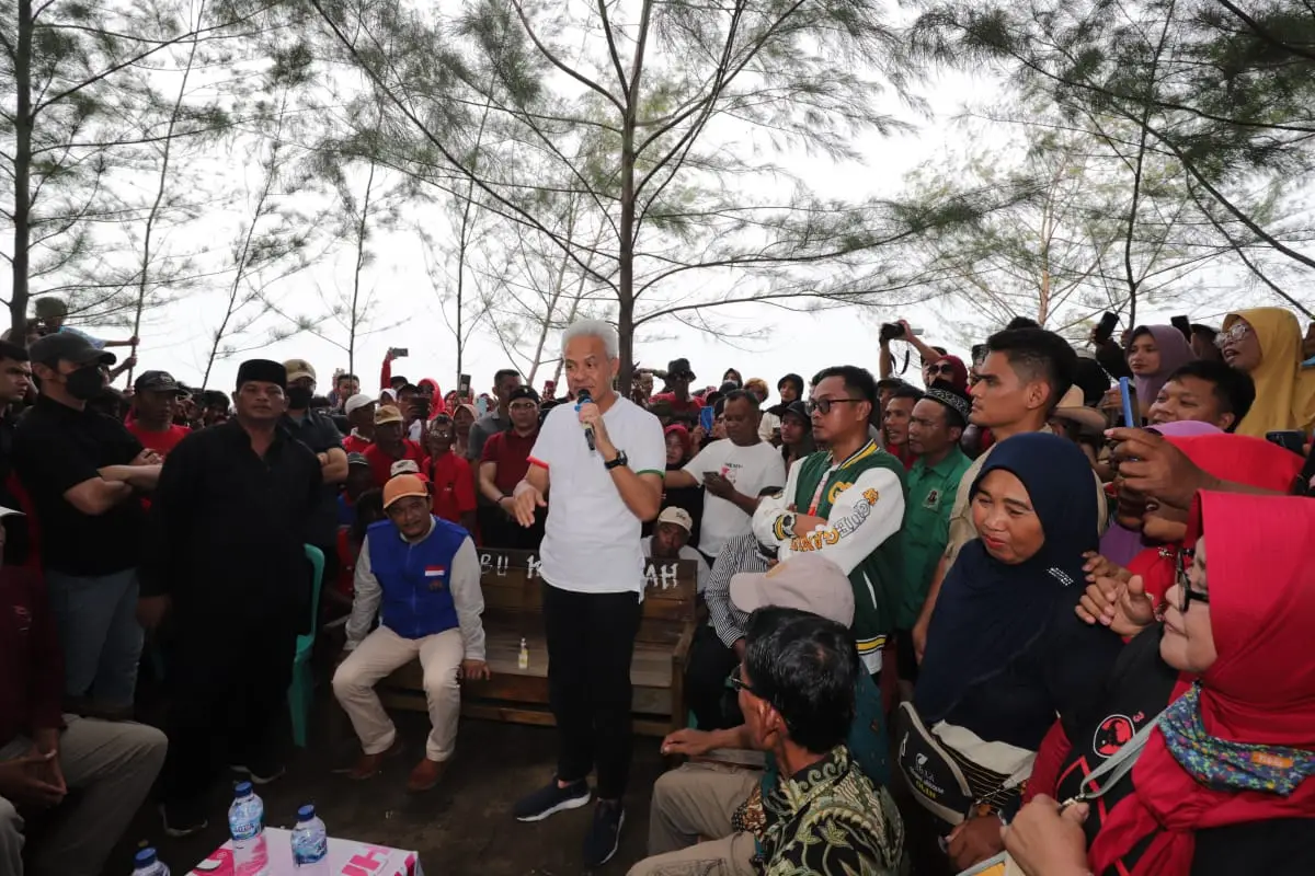 Ganjar Pranowo Dengarkan...