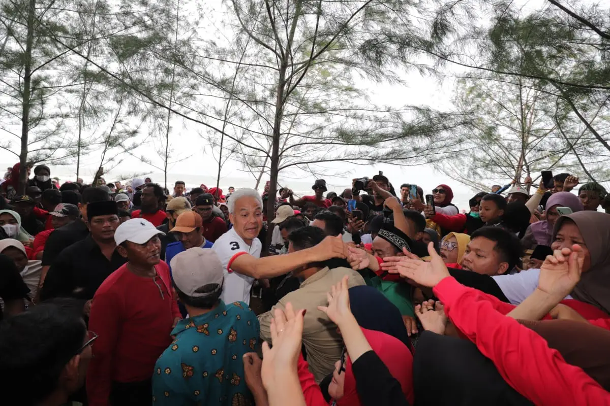 Ganjar Pranowo Dengarkan...