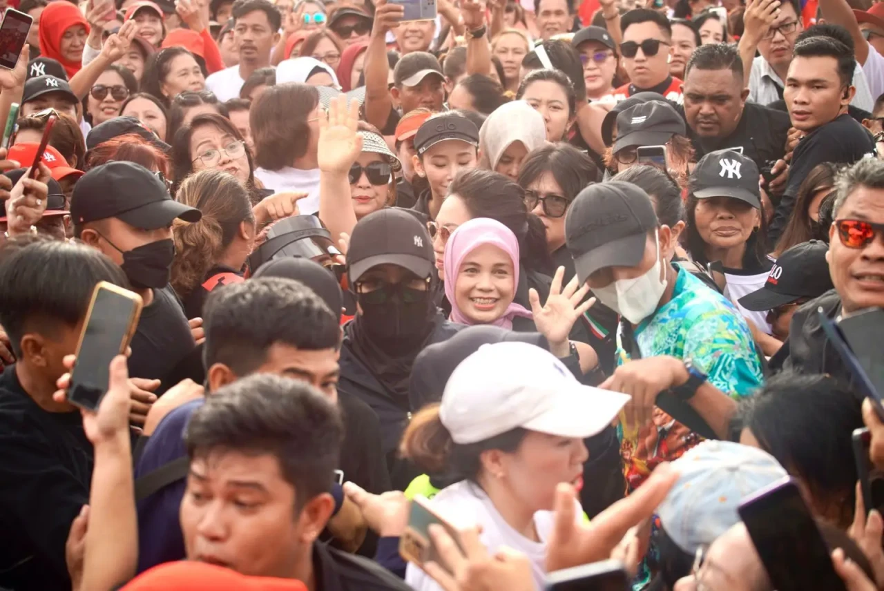 Pesona Siti Atikoh saat...
