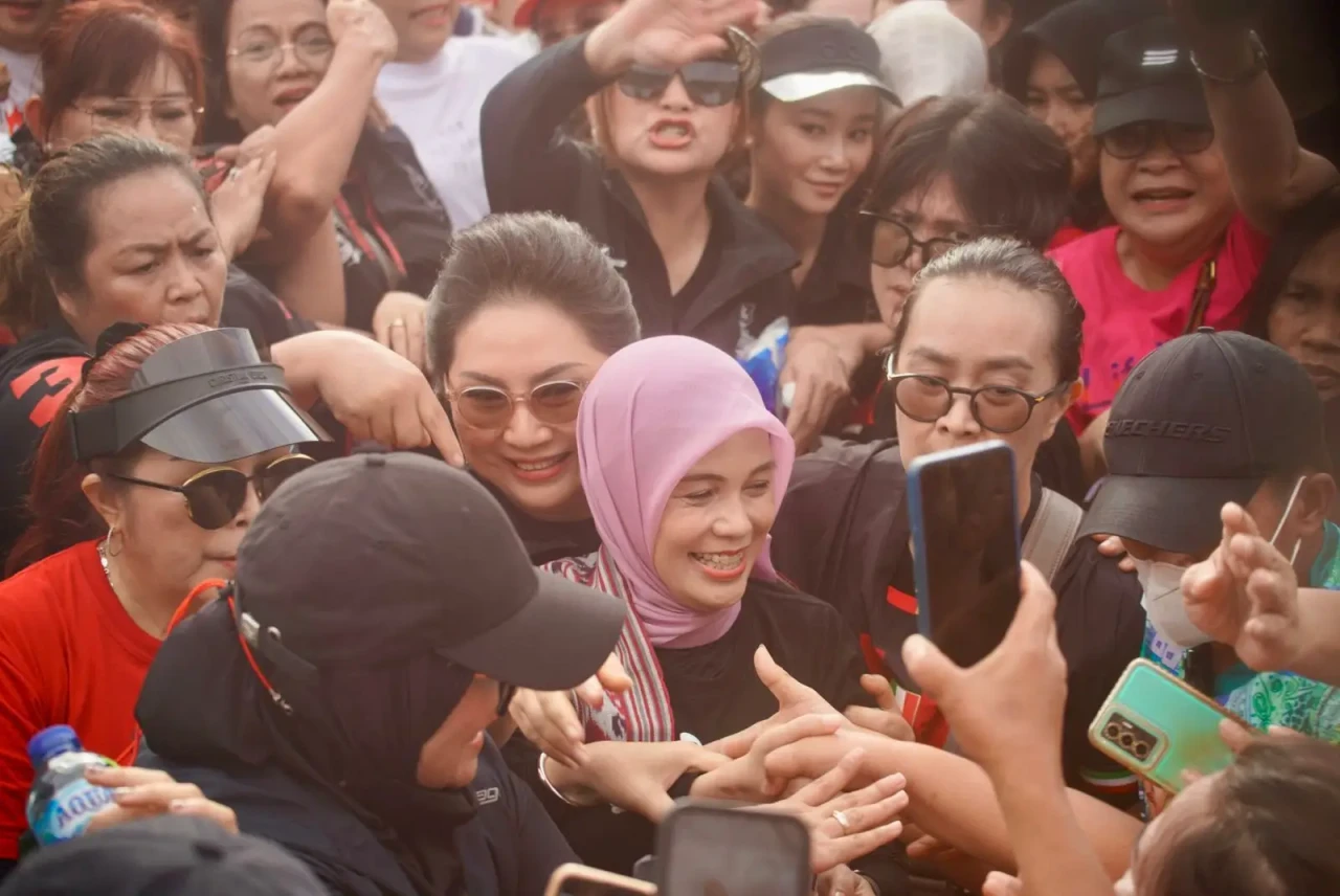 Pesona Siti Atikoh saat...