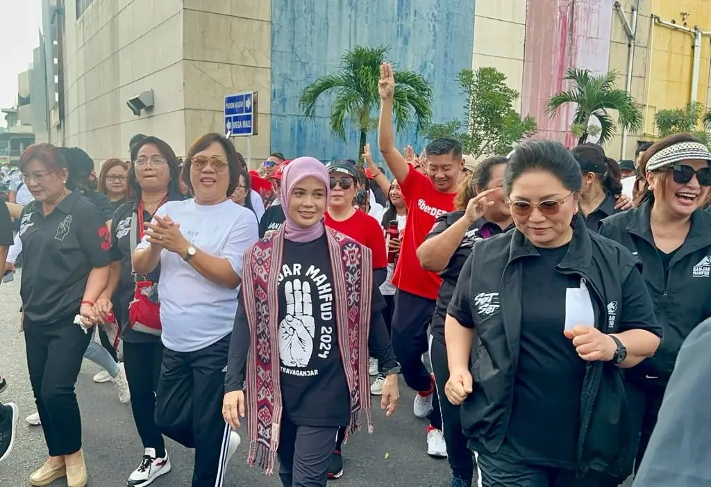 Pesona Siti Atikoh saat...