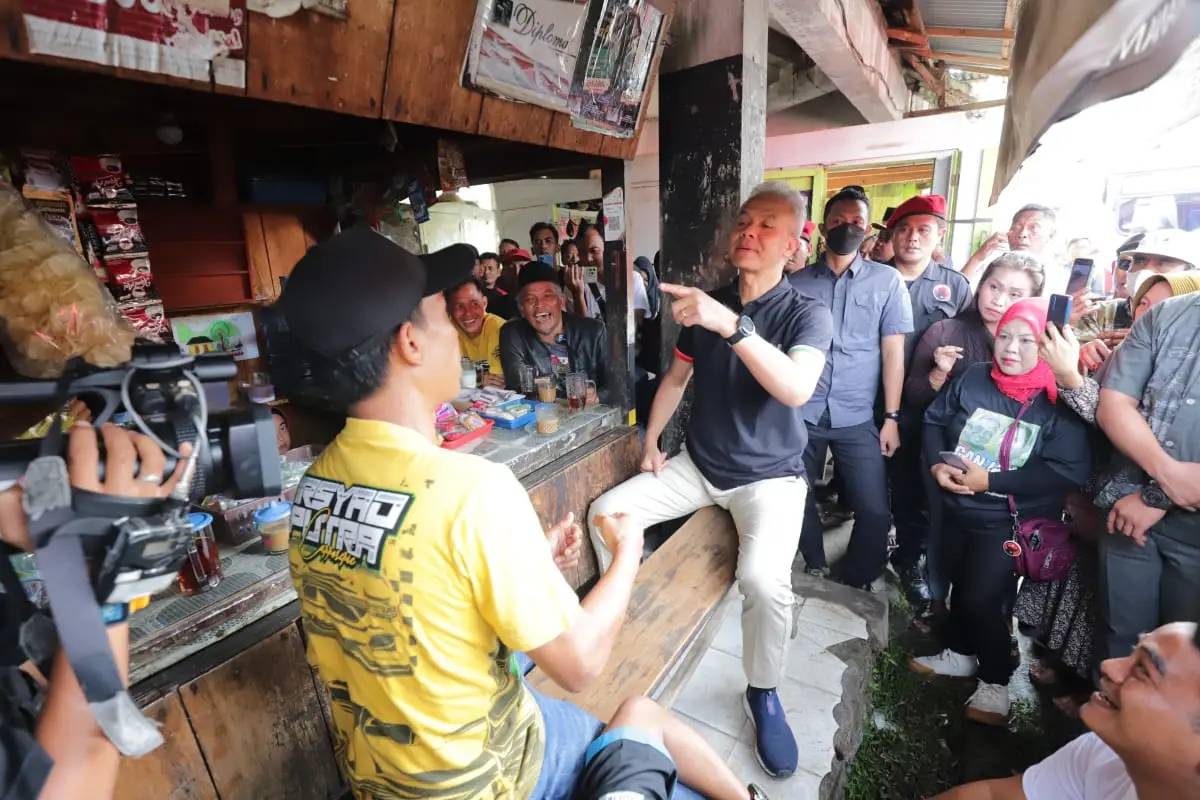 Momen Ganjar Ngopi Santai...