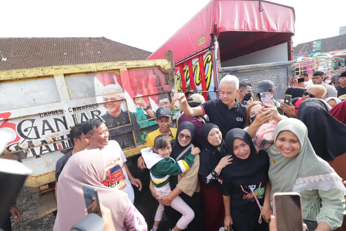 Momen Ganjar Ngopi Santai...