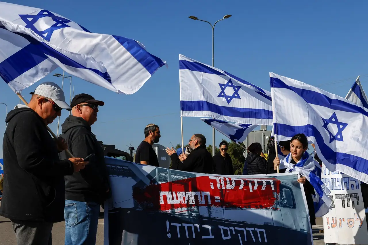 Warga Israel Protes...