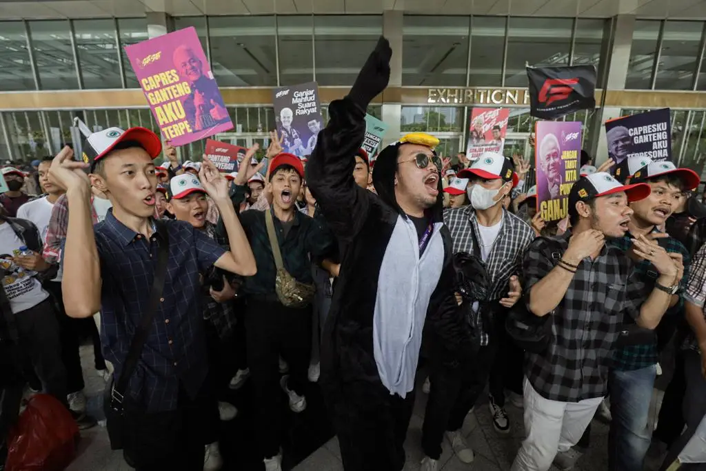Pendukung Paslon Saling...