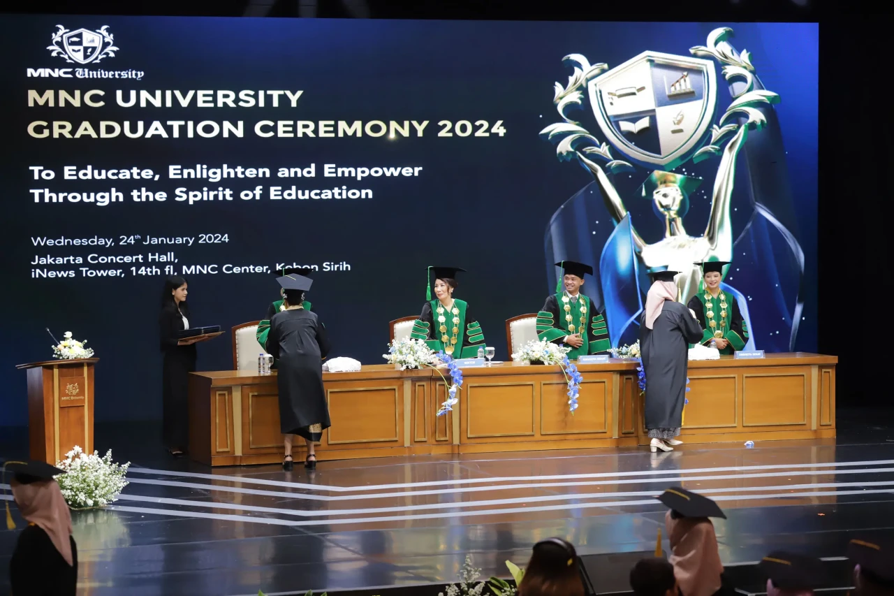 Hadiri Wisuda MNC University,...