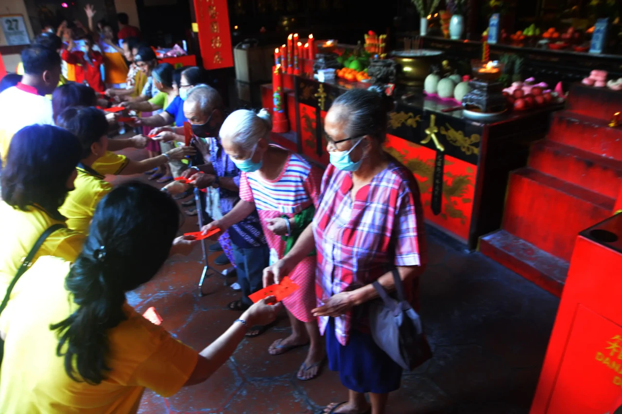 Tradisi Bagi-Bagi Angpao...