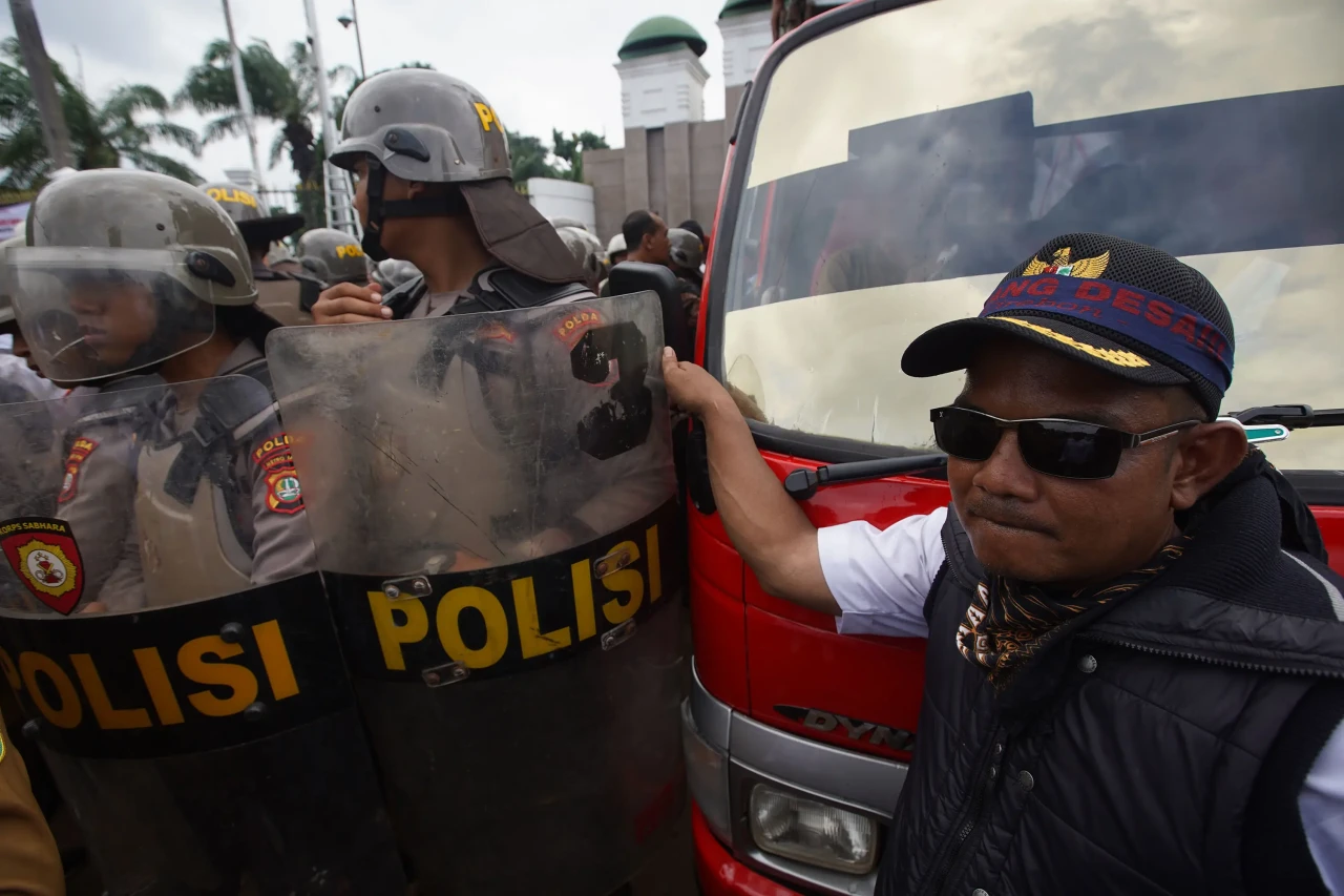 Aksi Protes Kepala Desa...