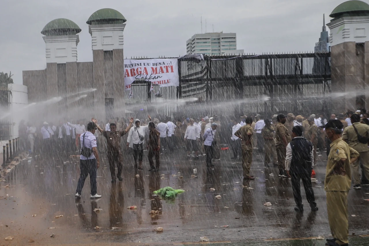 Aksi Protes Kepala Desa...