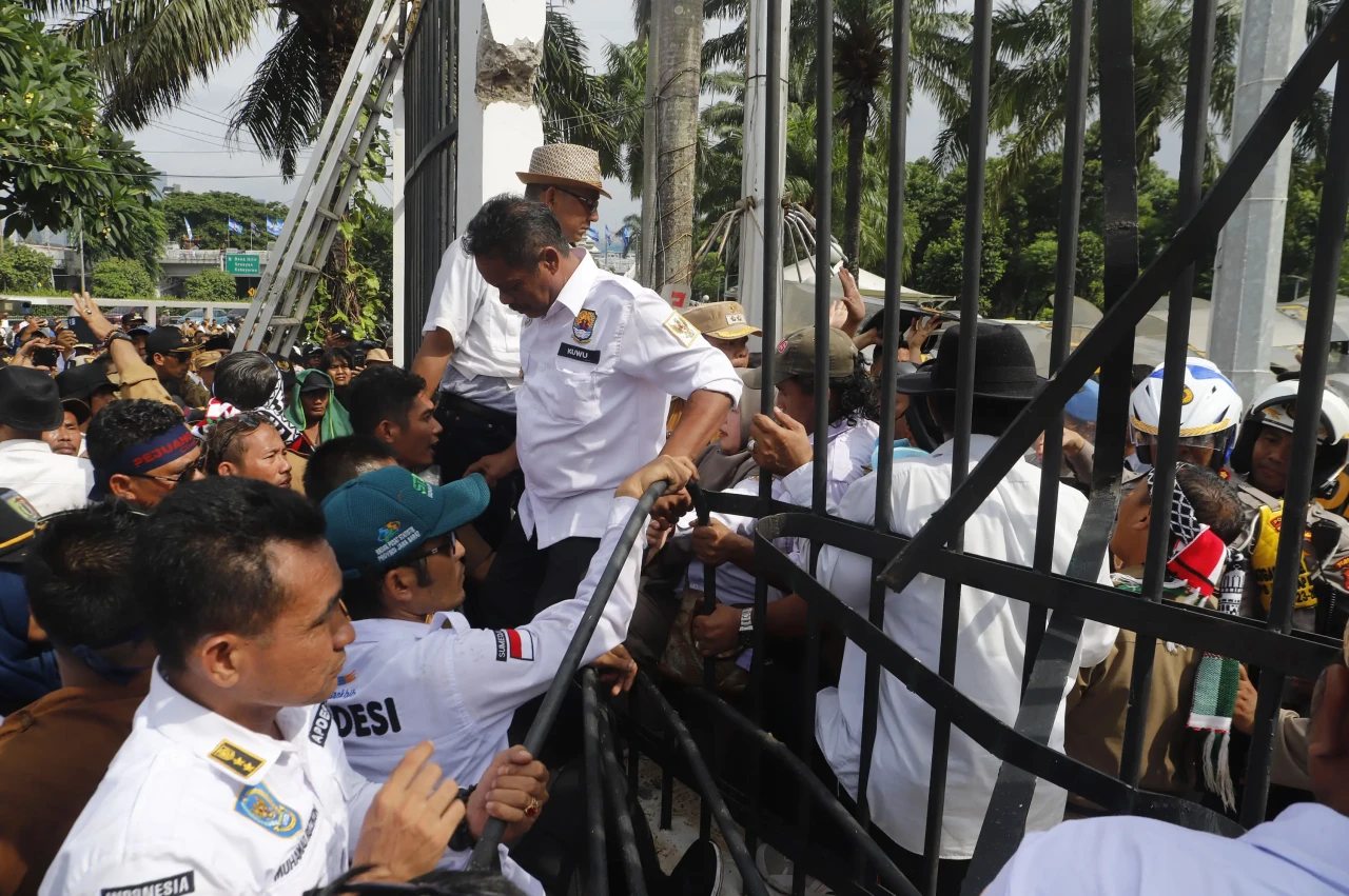 Aksi Protes Kepala Desa...