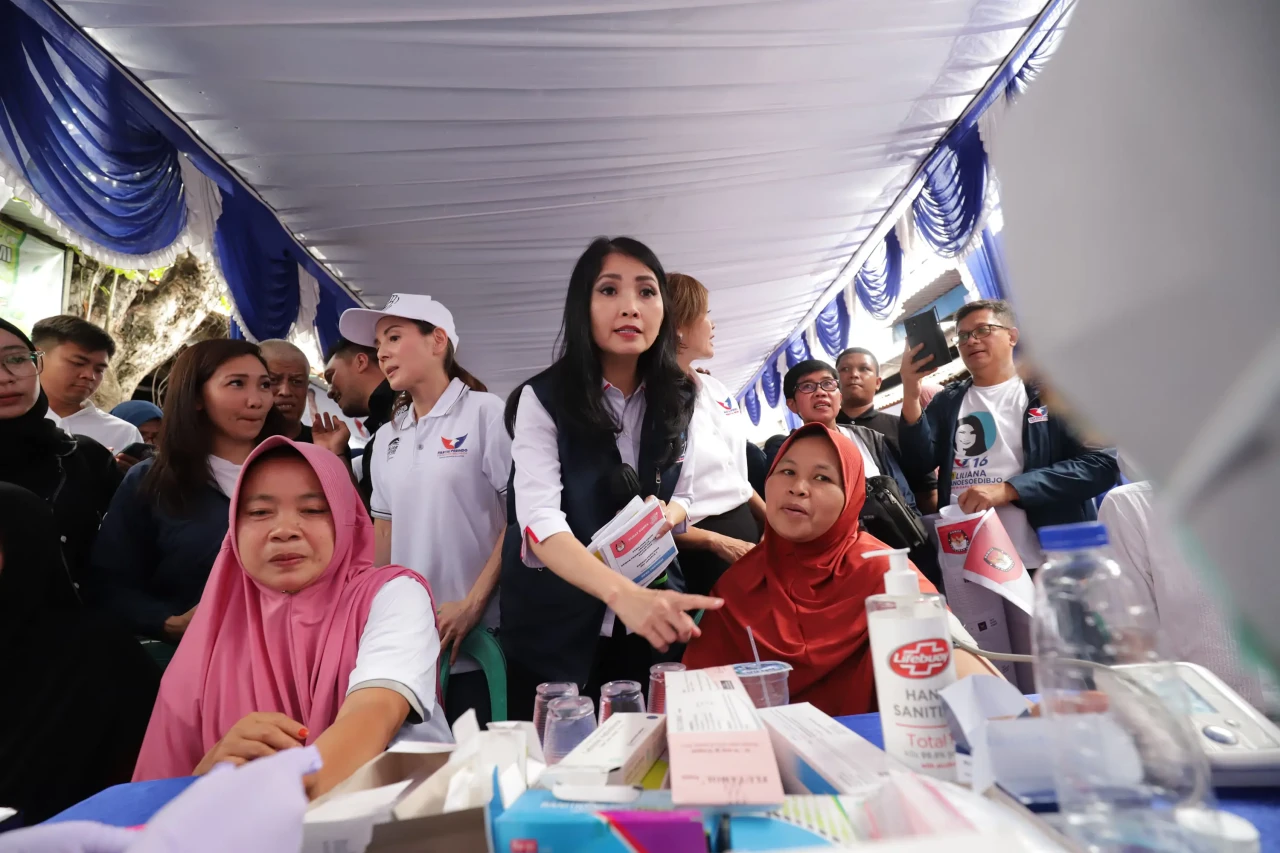 Warga Kebon Jeruk Antusias...
