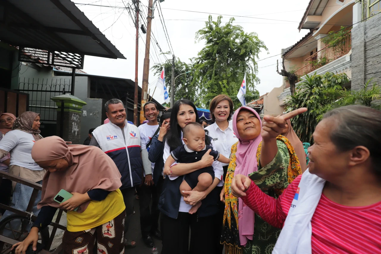 Warga Kebon Jeruk Antusias...