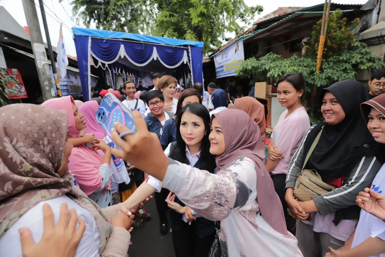 Warga Kebon Jeruk Antusias...