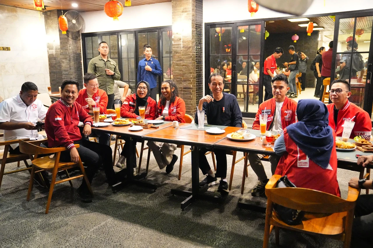 Momen Jokowi Malem Mingguan...