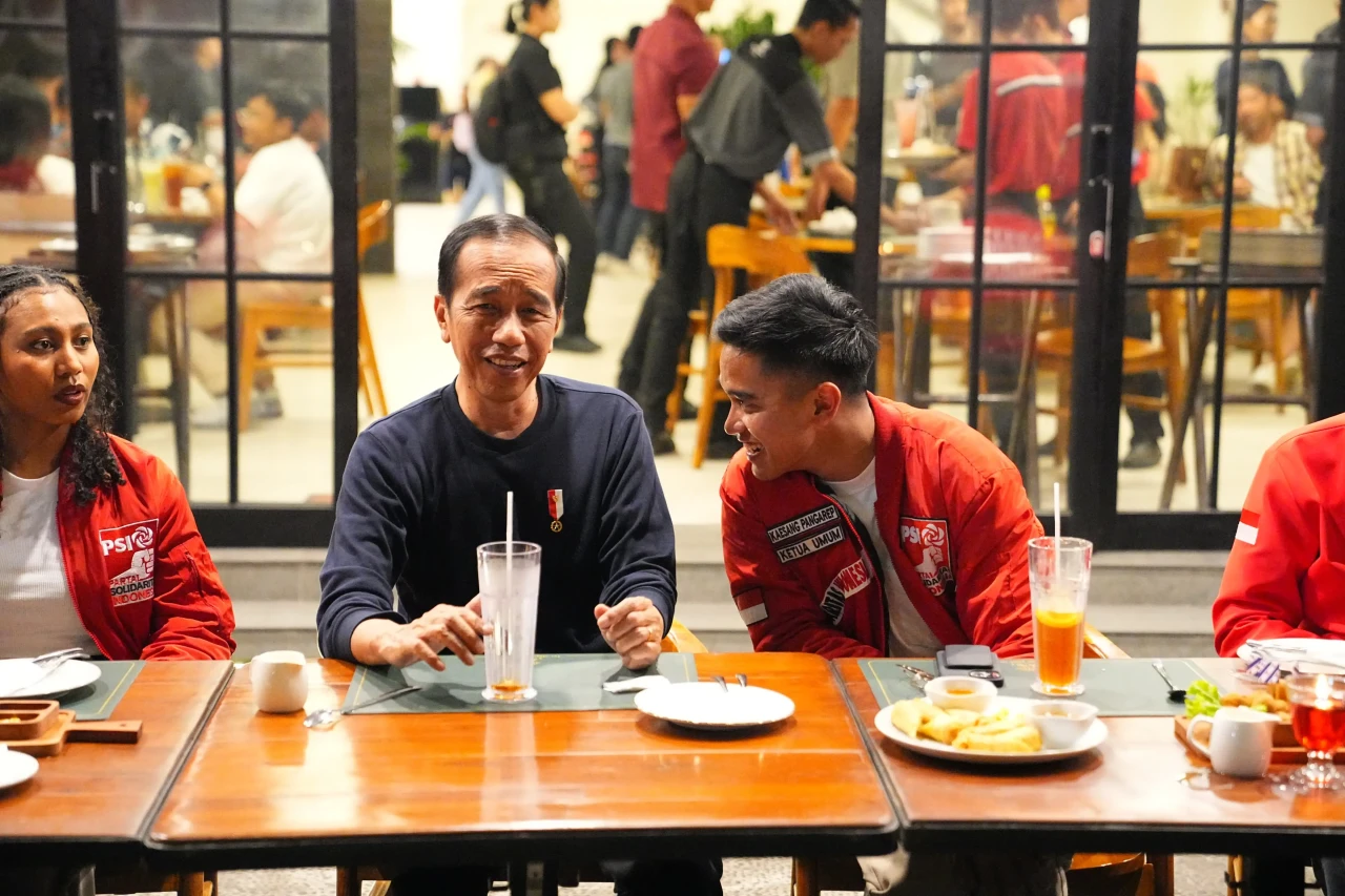 Momen Jokowi Malem Mingguan...