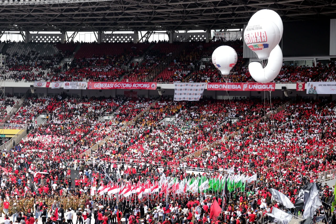 Lautan Relawan Penuhi...