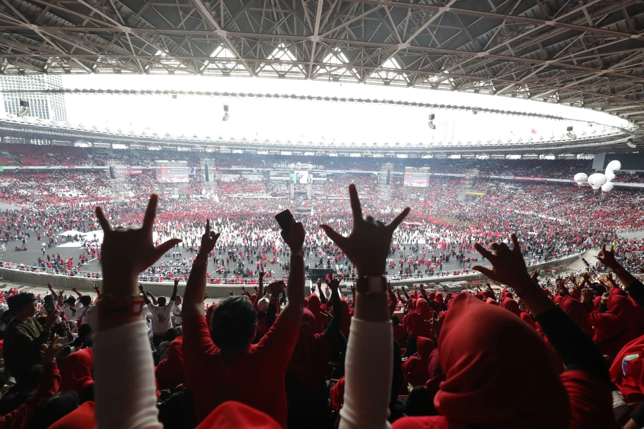 Lautan Relawan Penuhi...