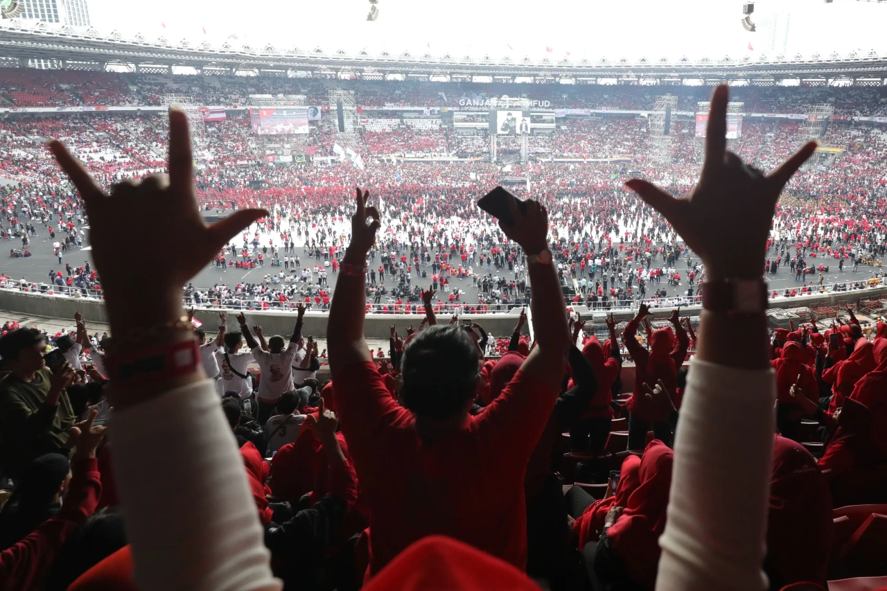 Lautan Relawan Penuhi...