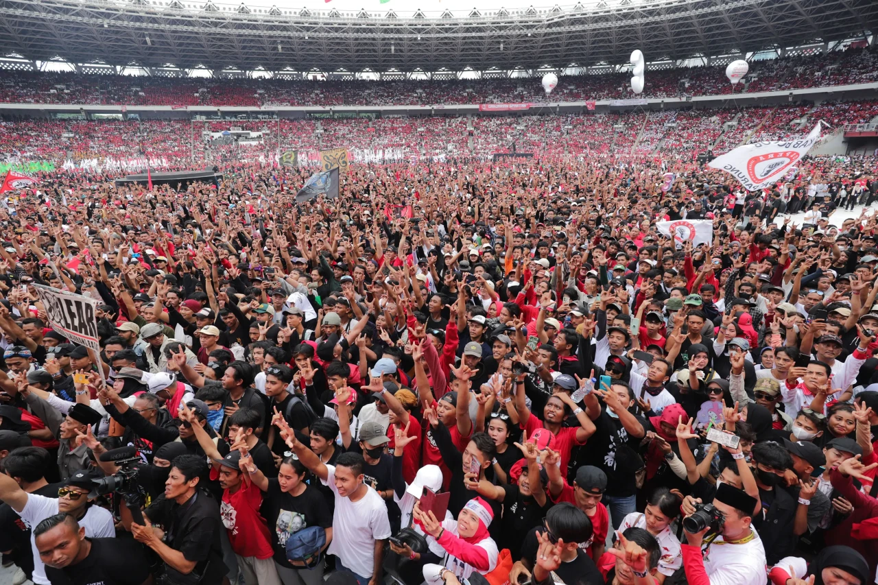 Lautan Relawan Penuhi...