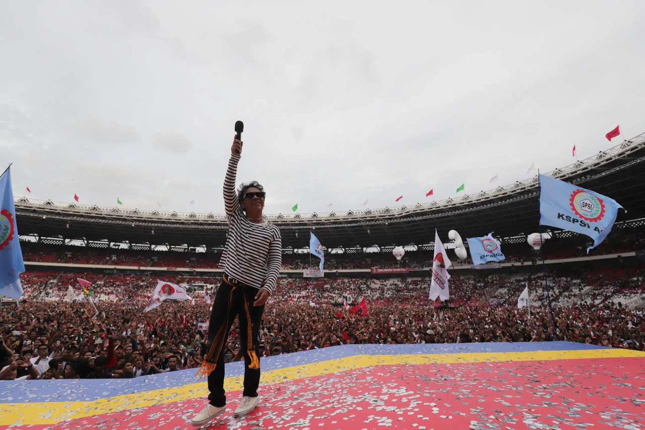 Aksi Slank Meriahkan...