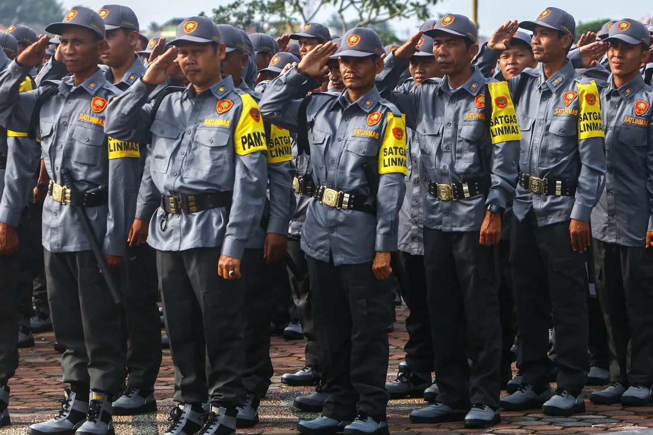 Minggir Wir! Anggota...