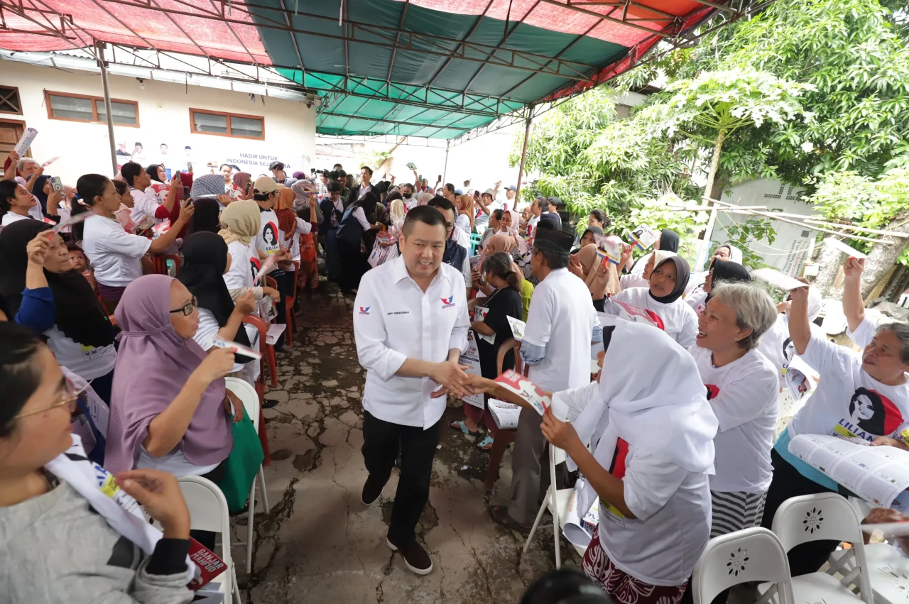 Hary Tanoe Kunjungi...