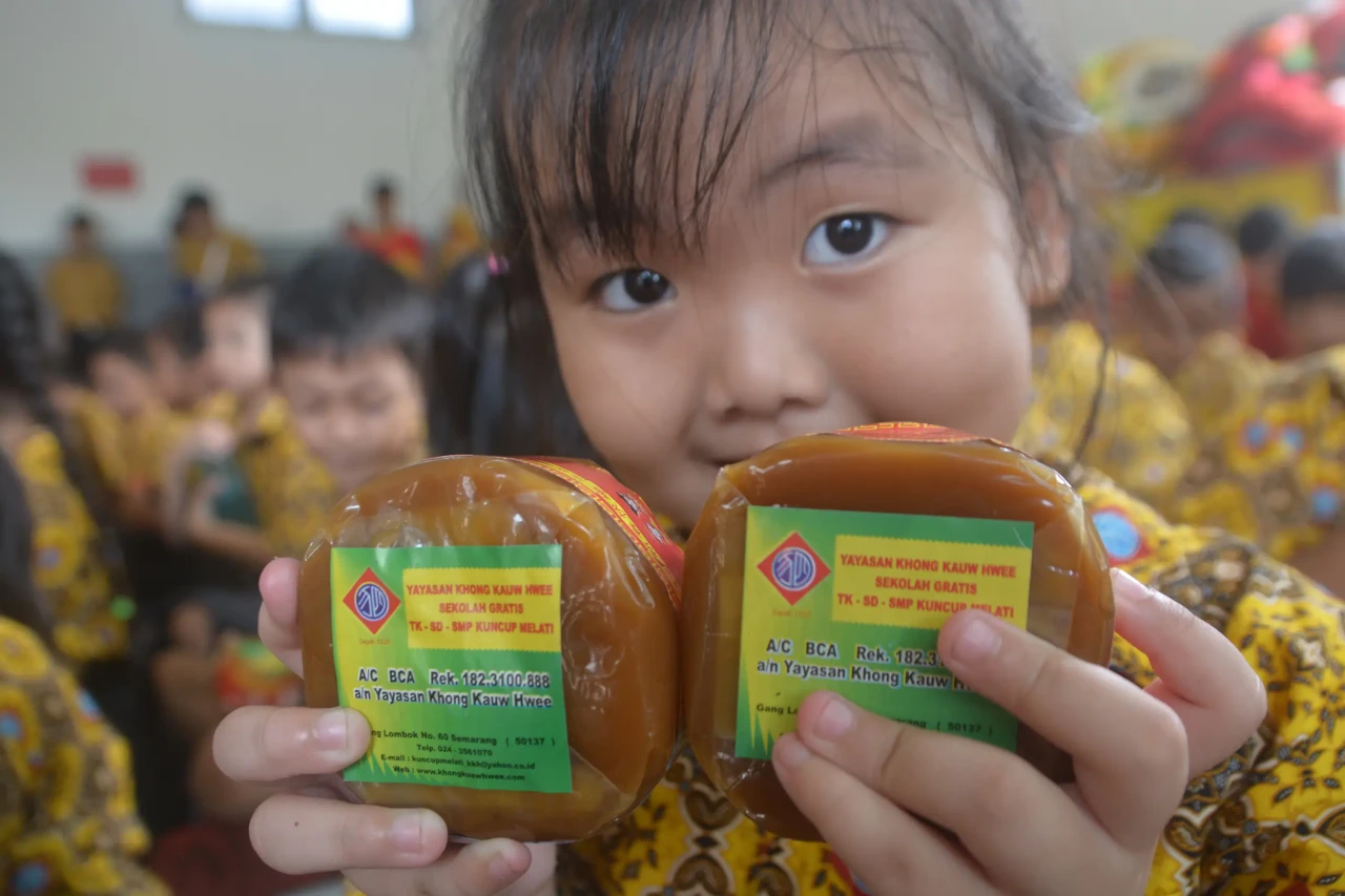 Tradisi Bagi-bagi Kue...