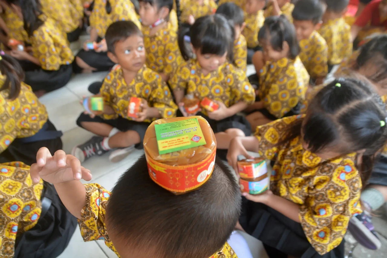Tradisi Bagi-bagi Kue...
