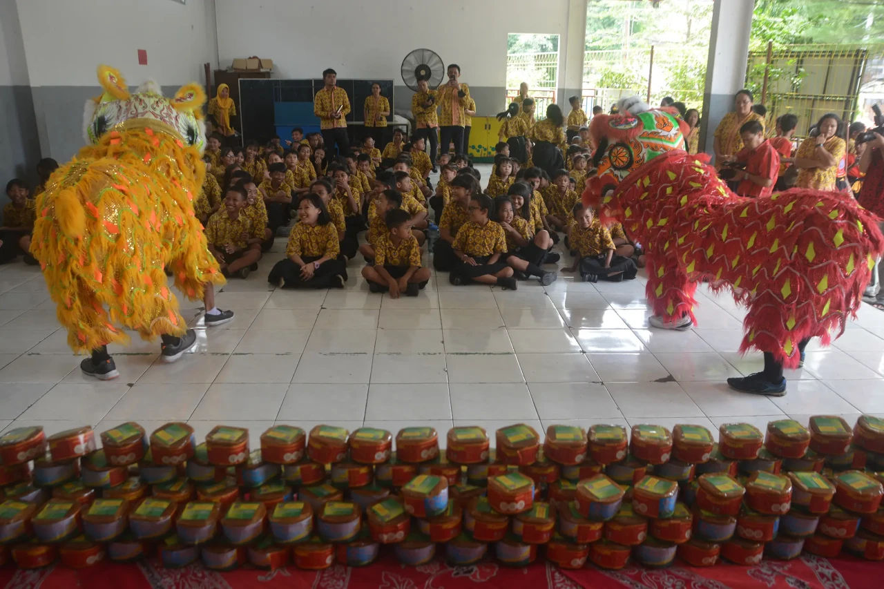 Tradisi Bagi-bagi Kue...