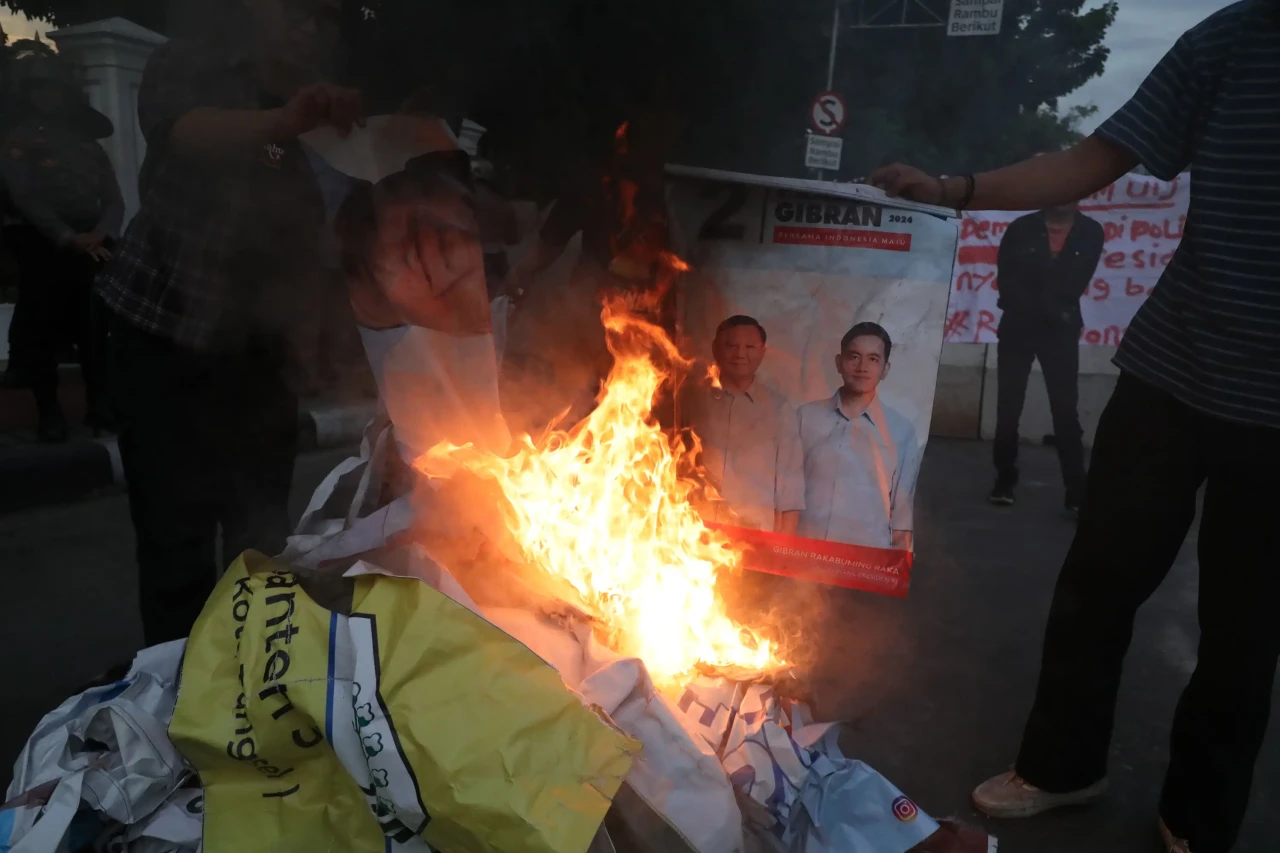 Tuntut Pemakzulan Jokowi,...